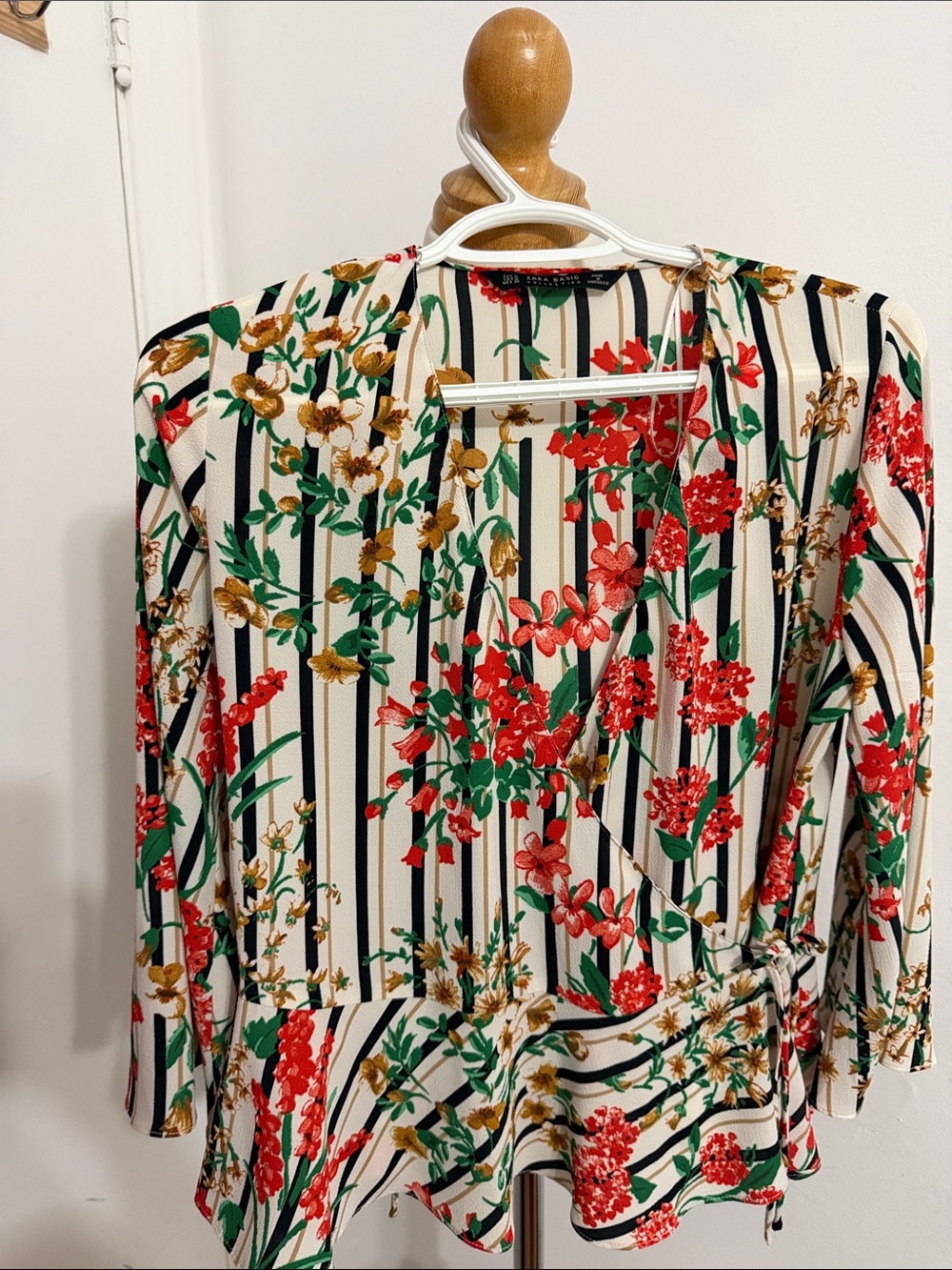 ZARA WRAP AROUND FLORAL TOP MEDIUM